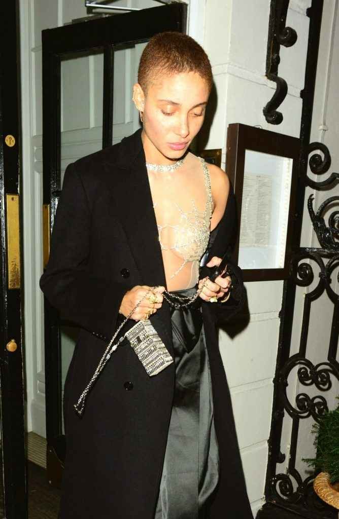 On voit les seins de Adwoa Aboah à Londres