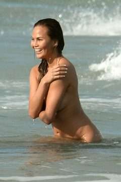 Chrissy Teigen nue