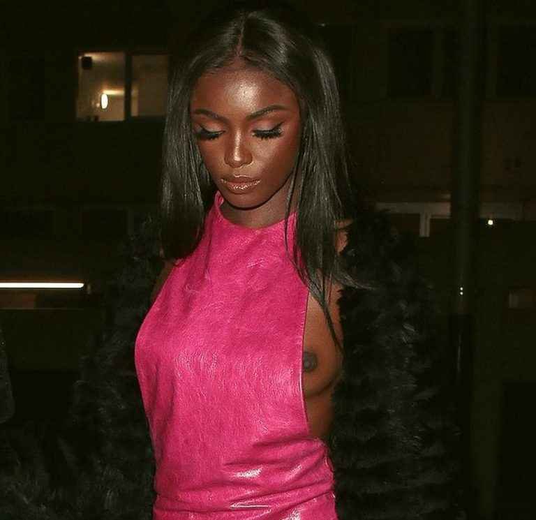 Oups ! Leomie Anderson exhibe un sein nu à Londres