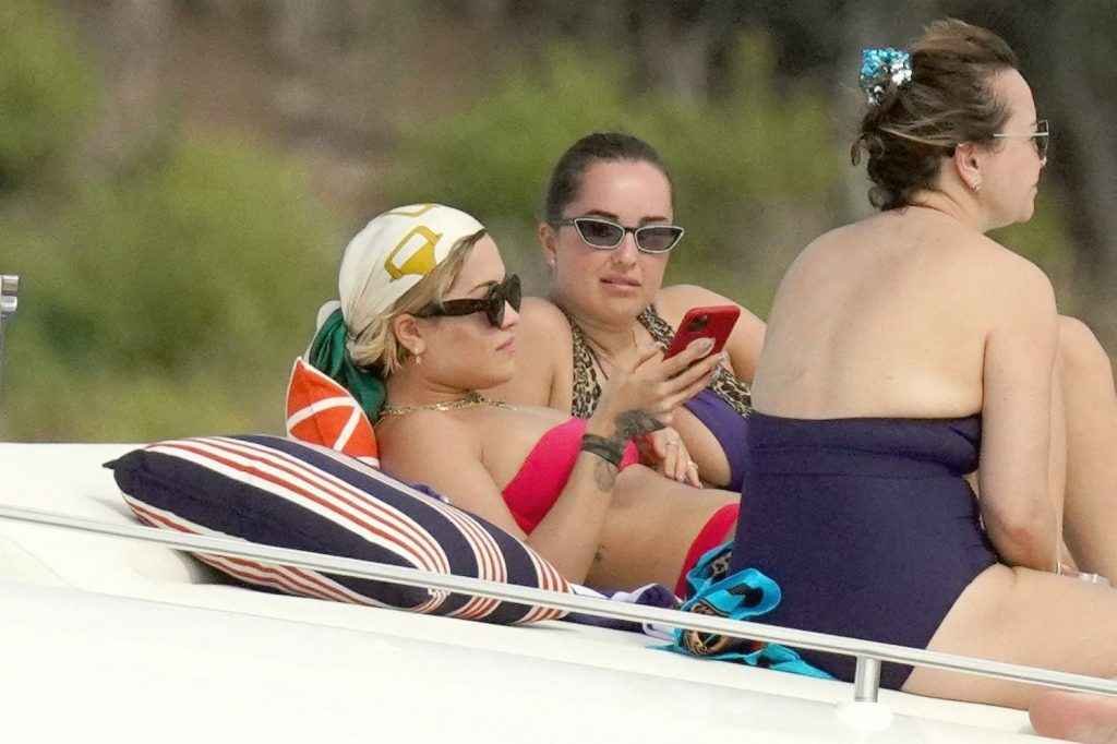 Rita Ora en bikini à Saint-Barthélémy