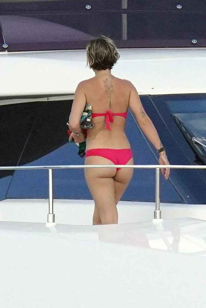 Rita Ora en bikini à Saint-Barthélémy