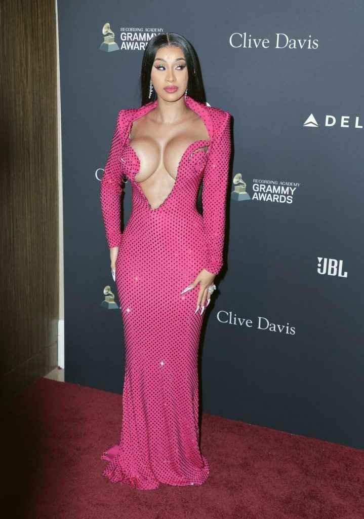 Cardi B. exhibe un décolleté très osé