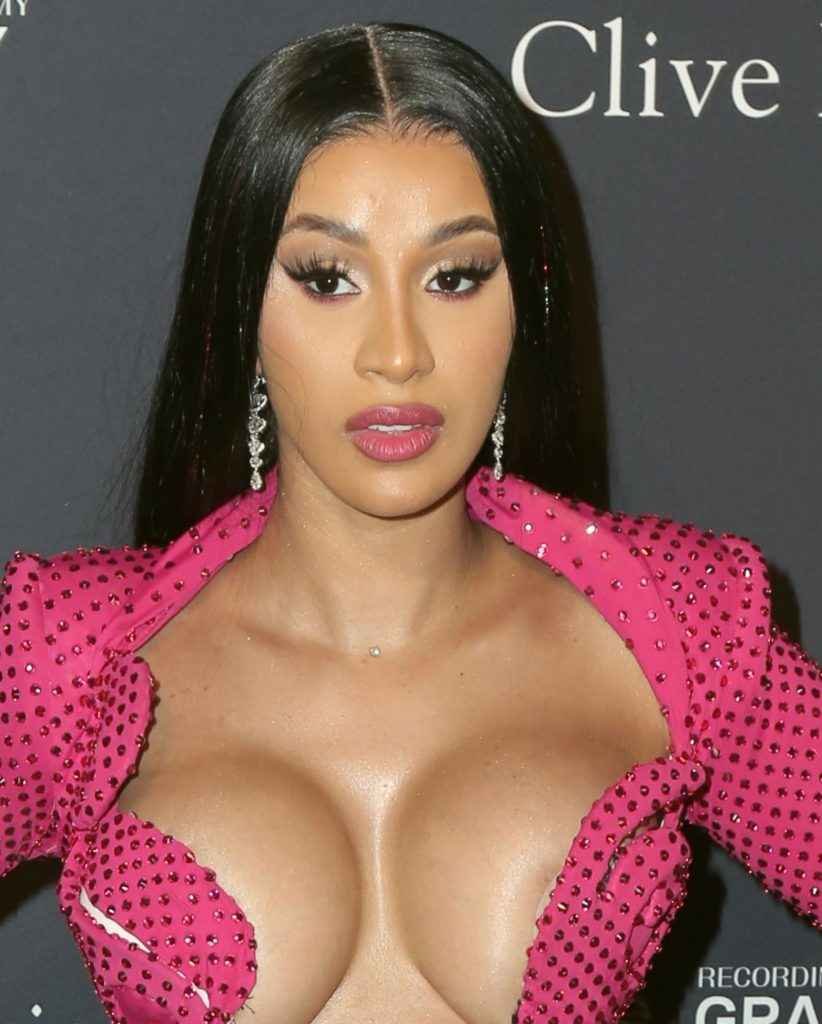 Cardi B. exhibe un décolleté très osé