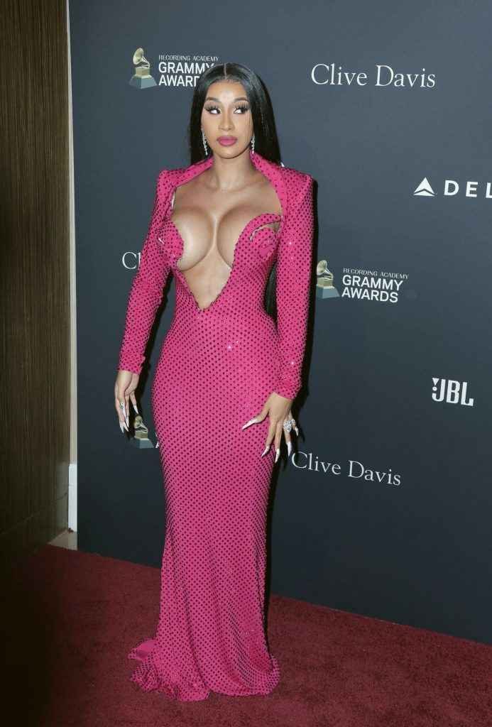 Cardi B. exhibe un décolleté très osé