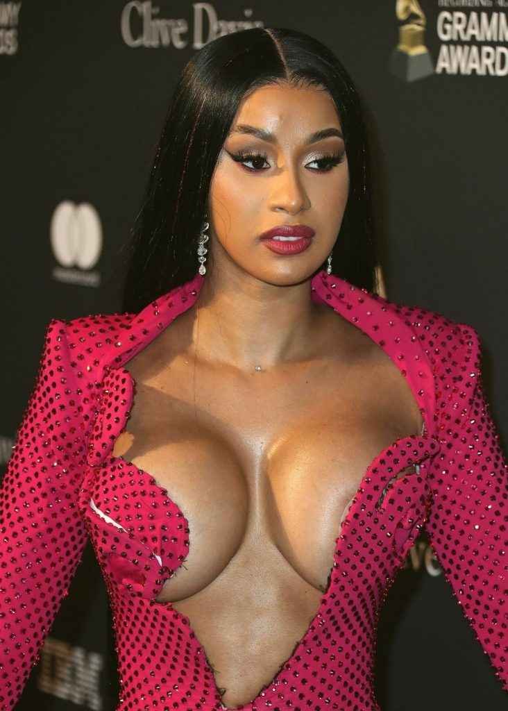 Cardi B. exhibe un décolleté très osé