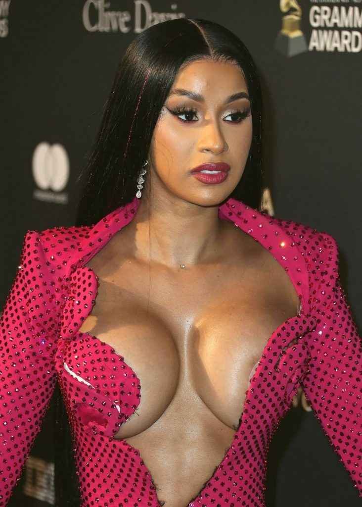 Cardi B. exhibe un décolleté très osé