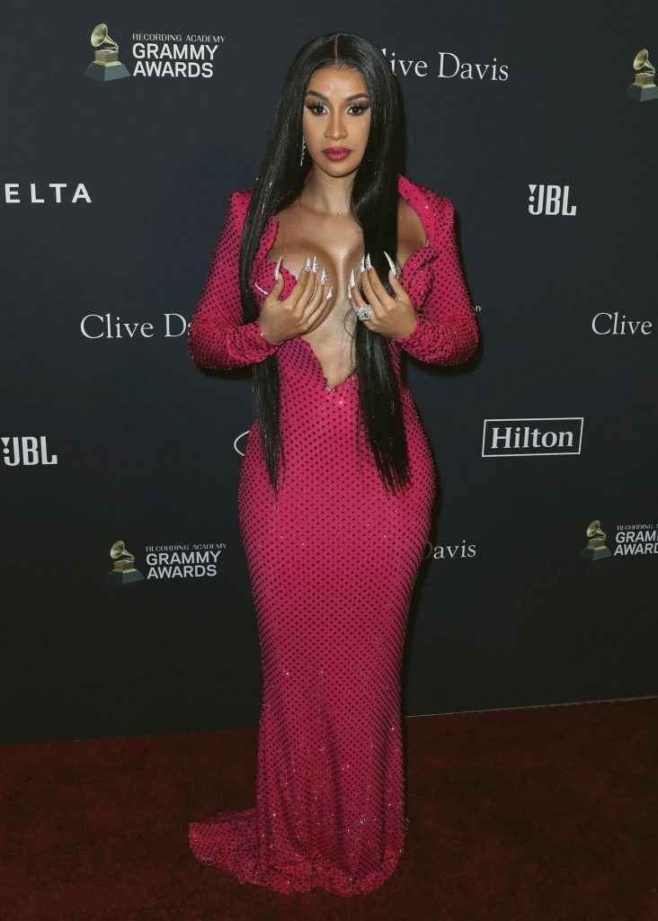 Cardi B. exhibe un décolleté très osé