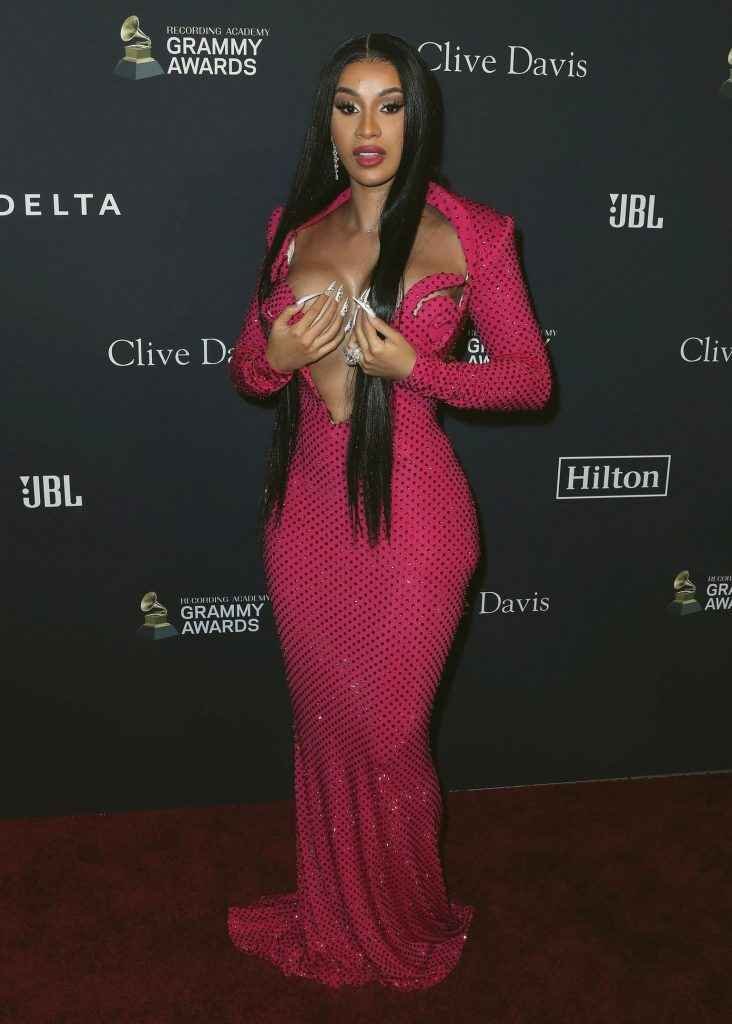 Cardi B. exhibe un décolleté très osé