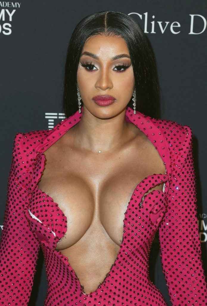 Cardi B. exhibe un décolleté très osé