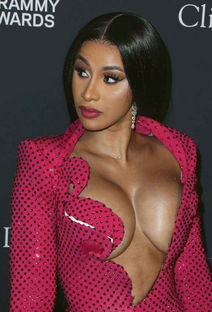 Cardi B. exhibe un décolleté très osé