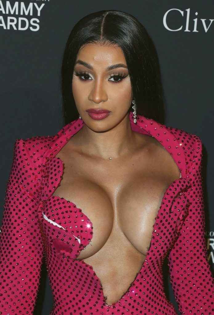 Cardi B. exhibe un décolleté très osé