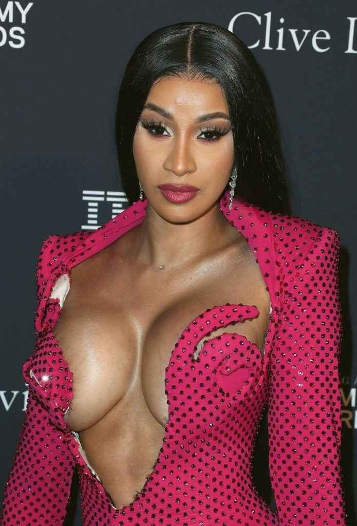 Cardi B. exhibe un décolleté très osé