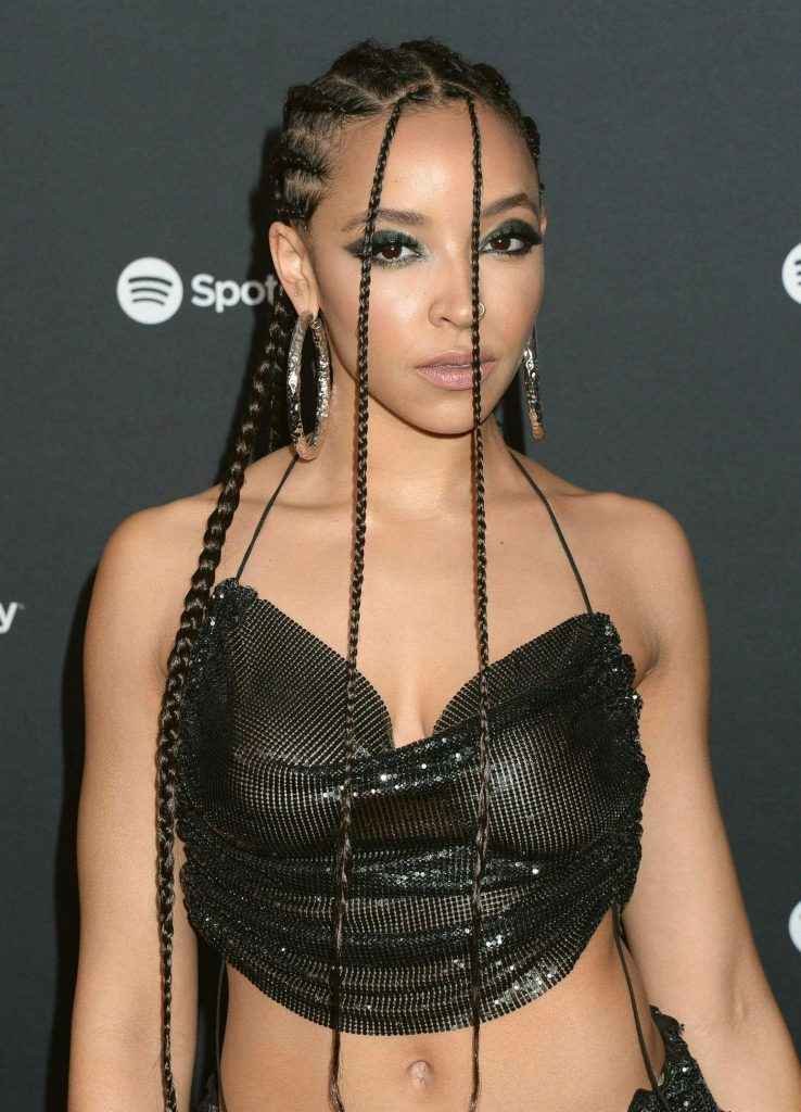 Tinashe exhibe ses seins chez Spotify