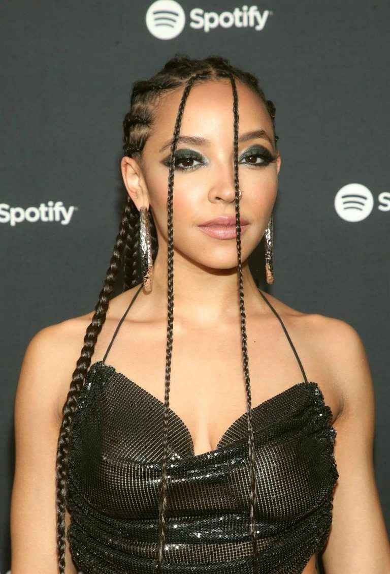 Tinashe exhibe ses seins chez Spotify