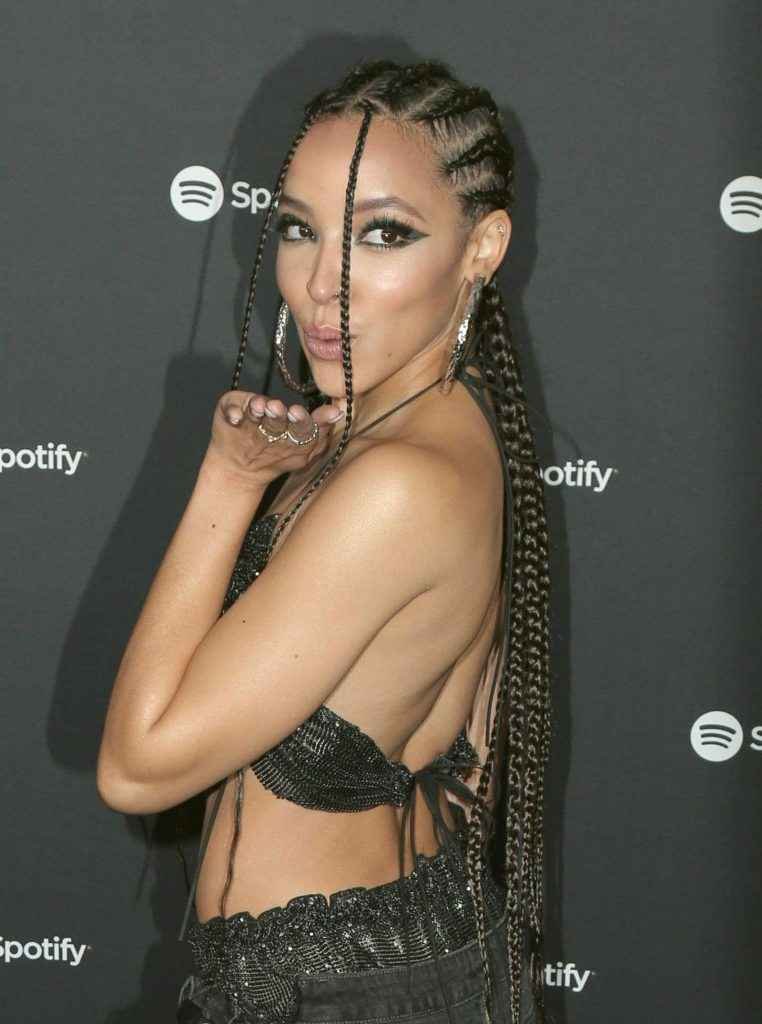 Tinashe exhibe ses seins chez Spotify