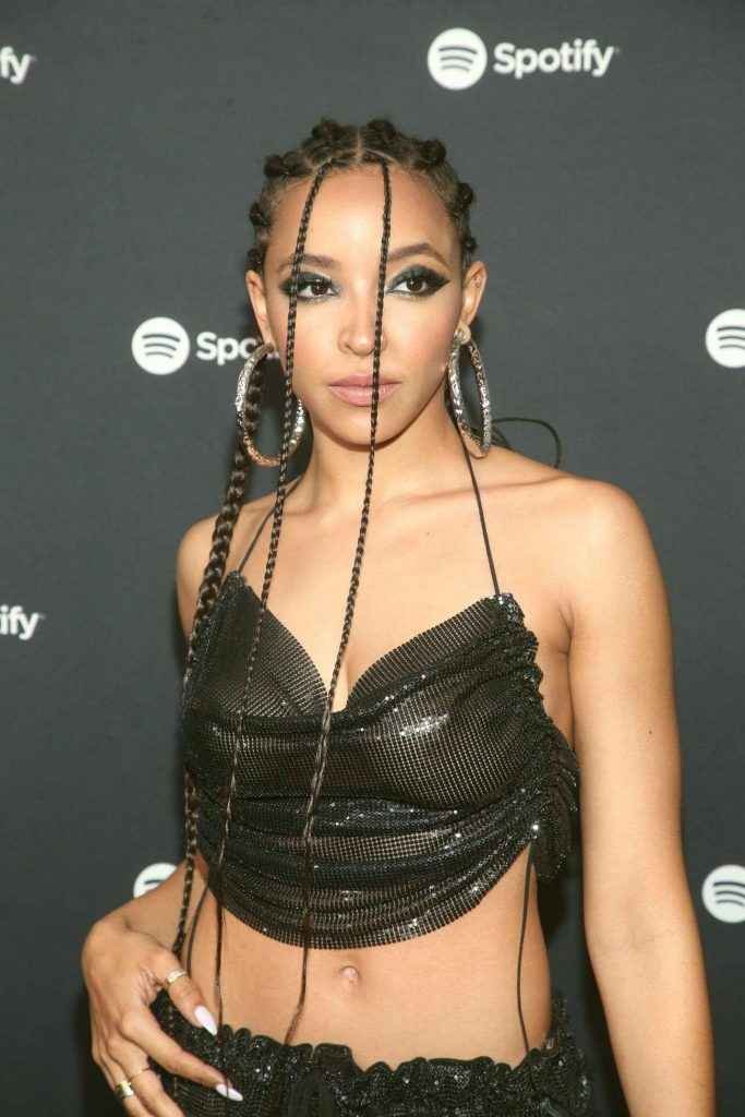 Tinashe exhibe ses seins chez Spotify