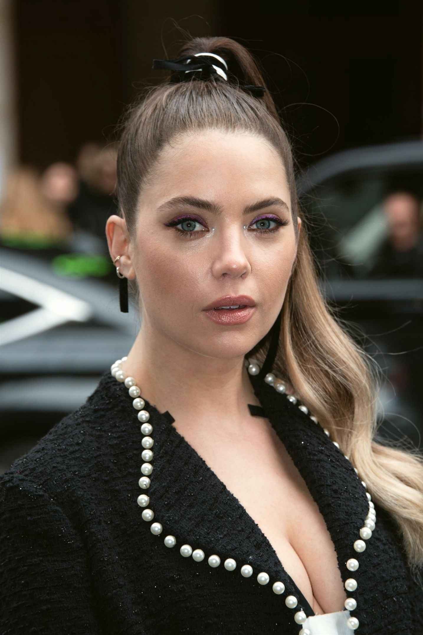 Ashley Benson exhibe ses gros seins à Paris