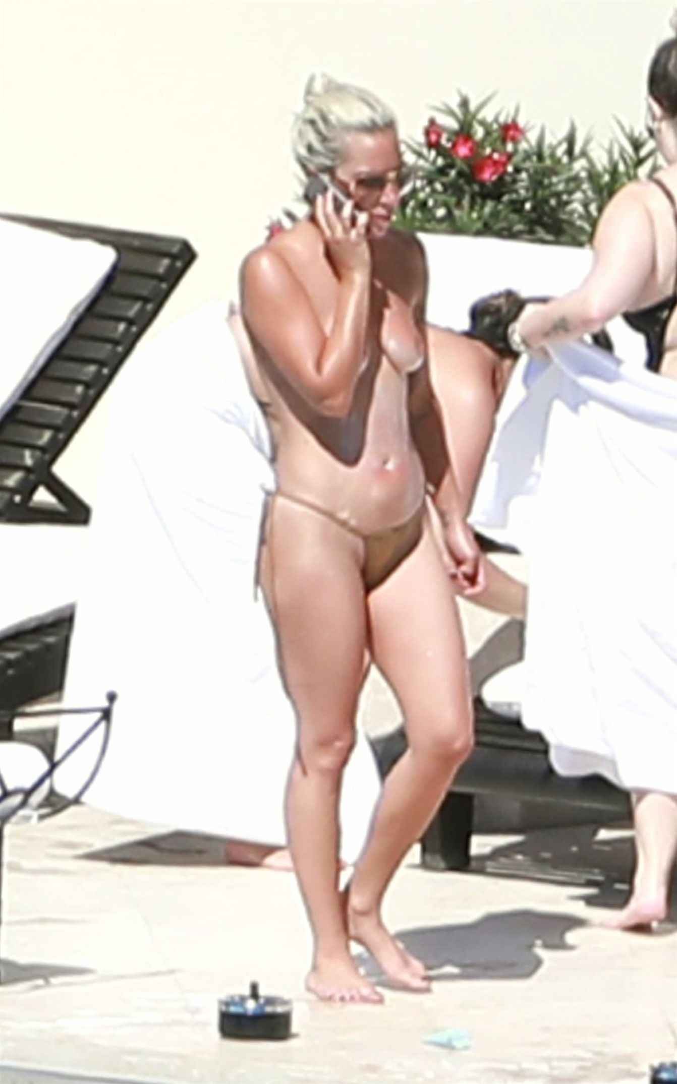 Lady Gaga bronze seins nus au Mexique