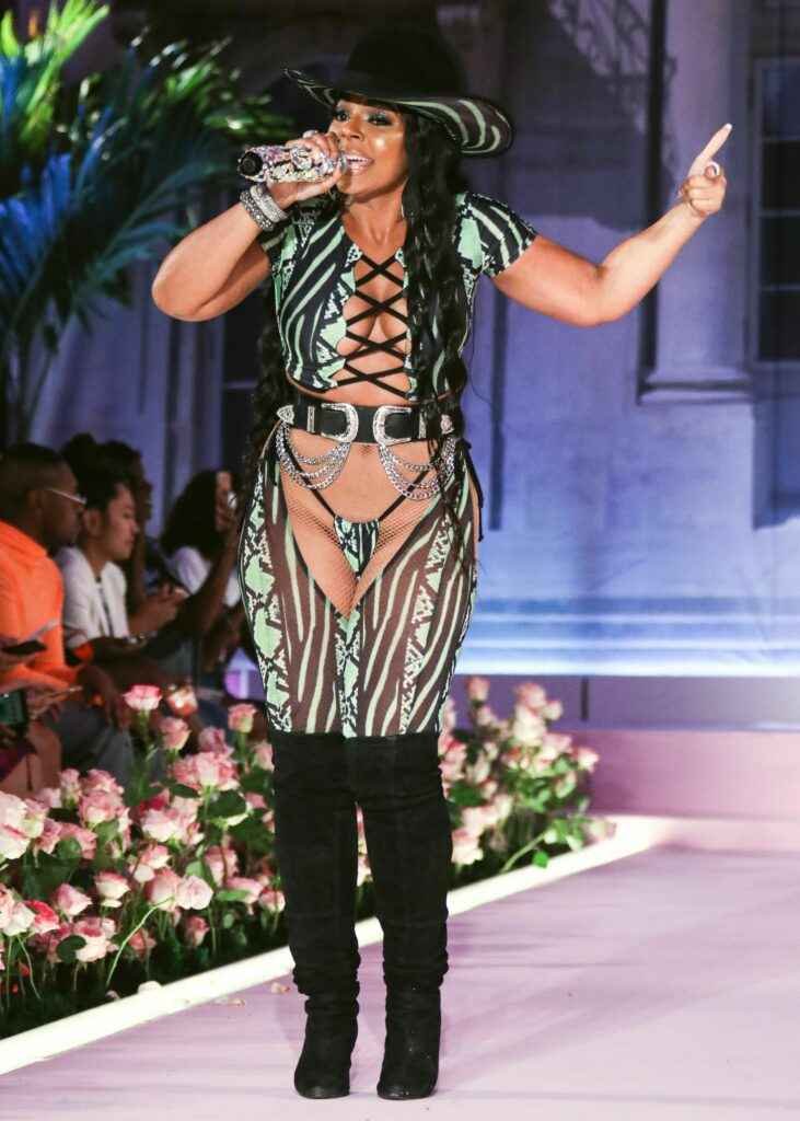 Ashanti écarte les jambes à la Fashion Week