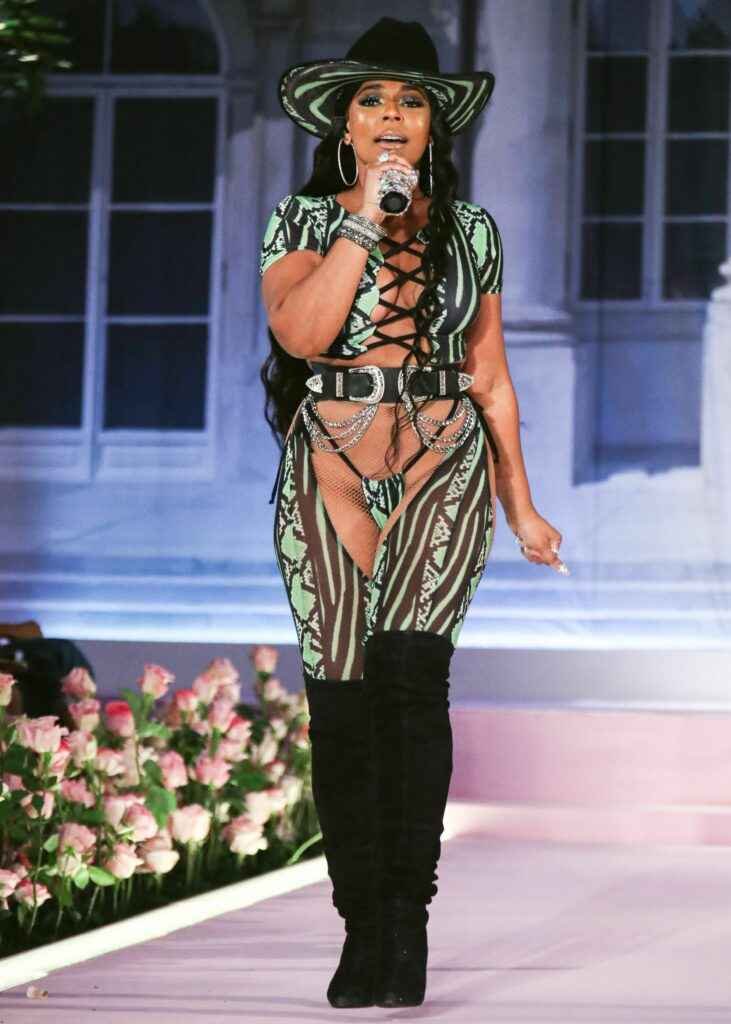 Ashanti écarte les jambes à la Fashion Week