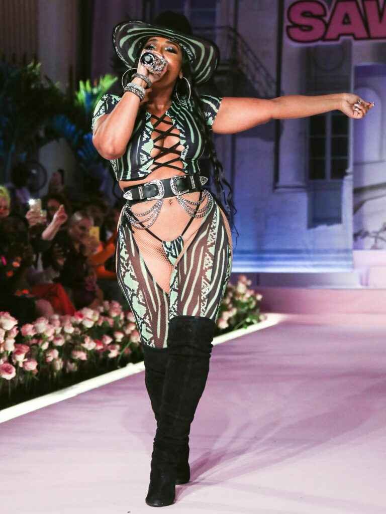 Ashanti écarte les jambes à la Fashion Week