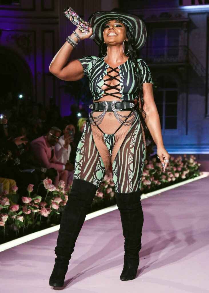 Ashanti écarte les jambes à la Fashion Week