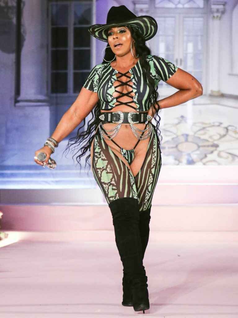 Ashanti écarte les jambes à la Fashion Week