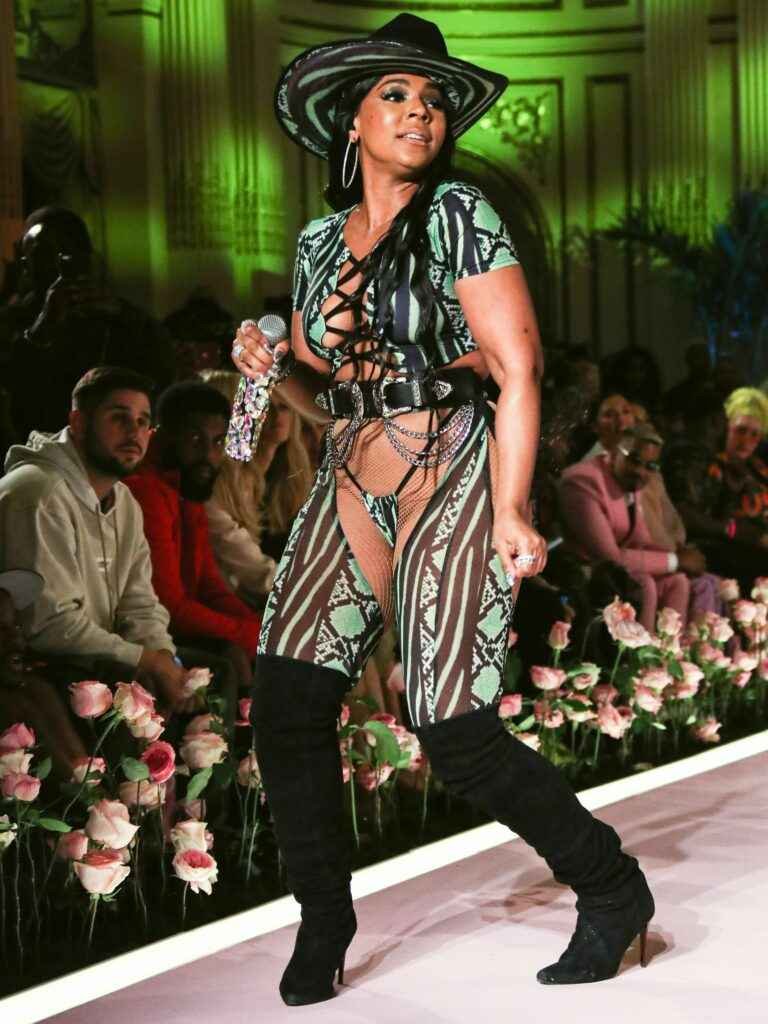 Ashanti écarte les jambes à la Fashion Week