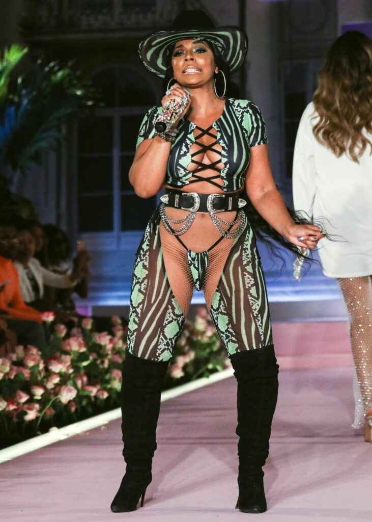 Ashanti écarte les jambes à la Fashion Week