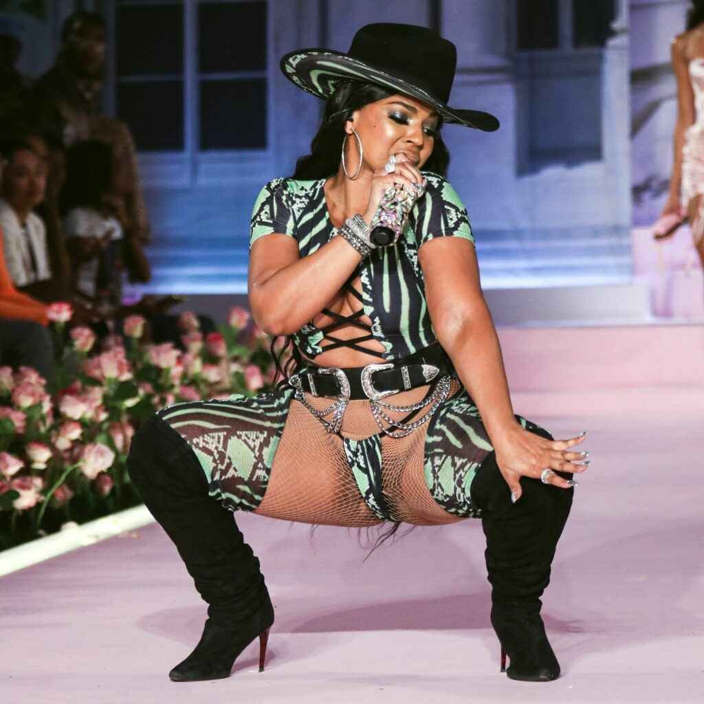 Ashanti écarte les jambes à la Fashion Week