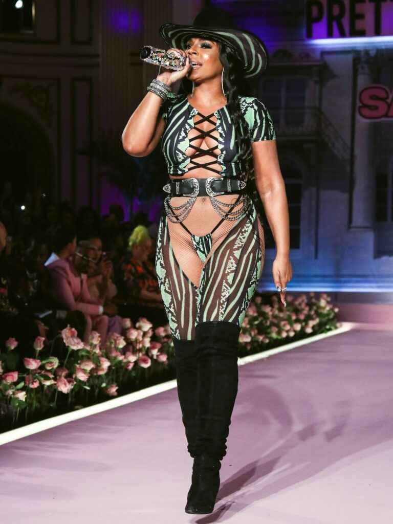 Ashanti écarte les jambes à la Fashion Week