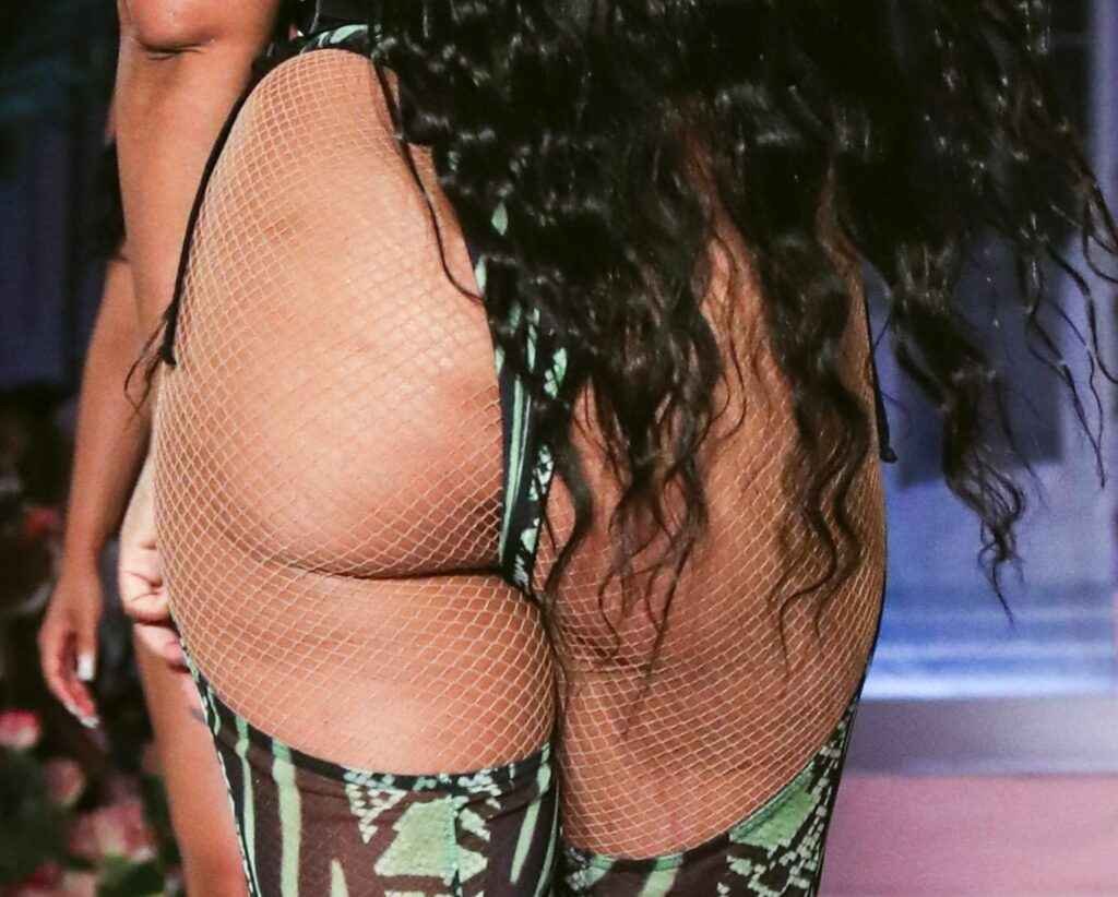 Ashanti écarte les jambes à la Fashion Week