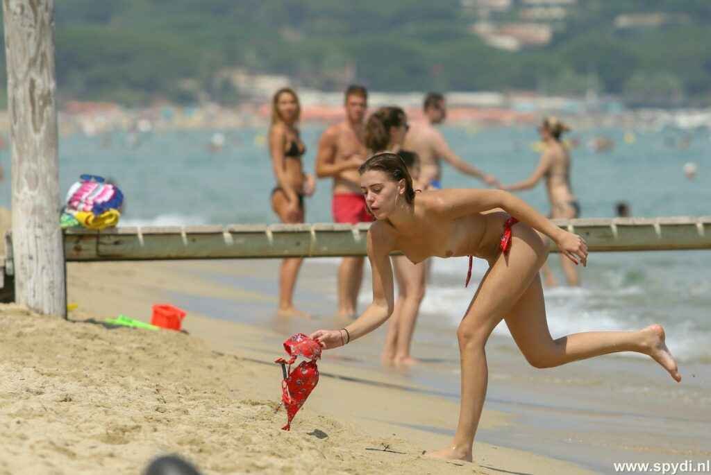 Barbara Opsomer seins nus à la plage