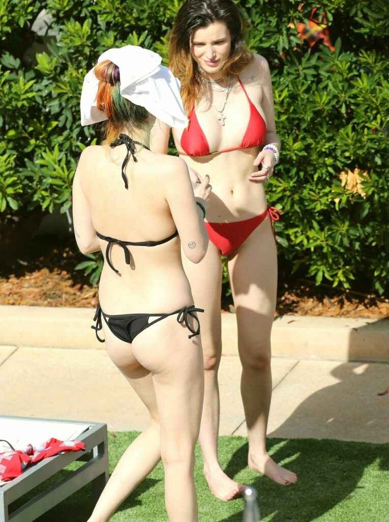 Bella Thorne en bikini