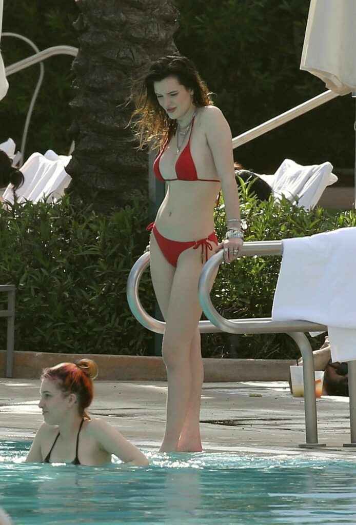 Bella Thorne en bikini