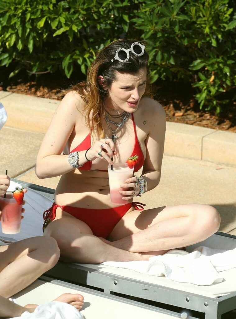 Bella Thorne en bikini