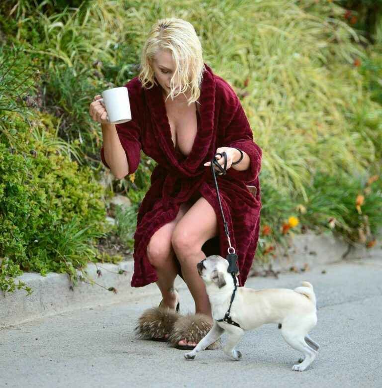 Courtney Stodden promène son chien en peignoir de bain