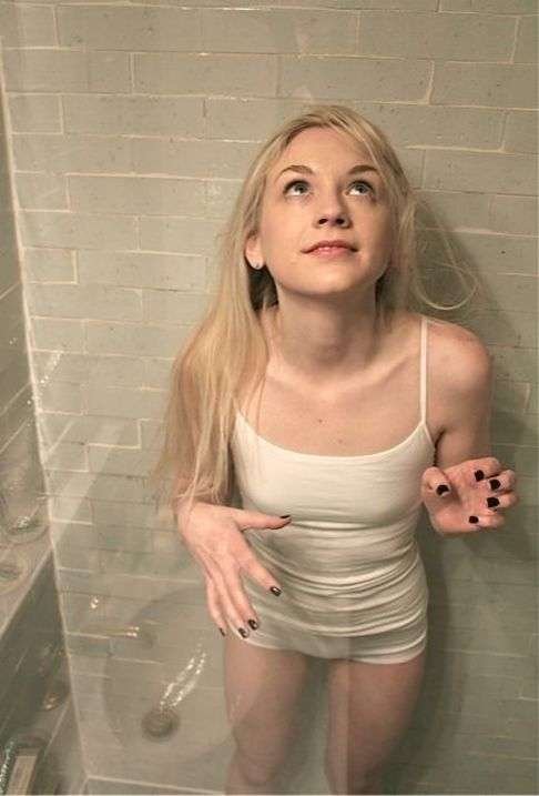 Emily Kinney nue, les photos intimes