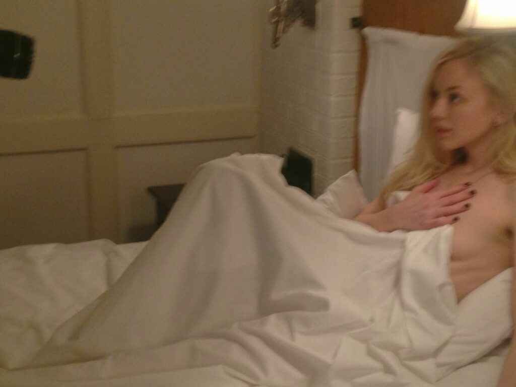 Emily Kinney nue, les photos intimes