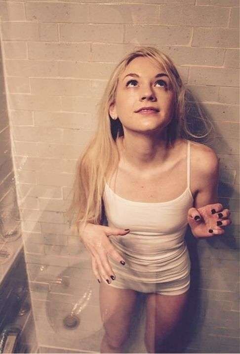 Emily Kinney nue, les photos intimes