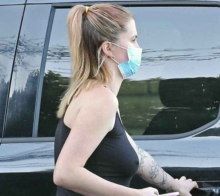 Ireland Baldwin a les seins qui pointent à Los Angeles