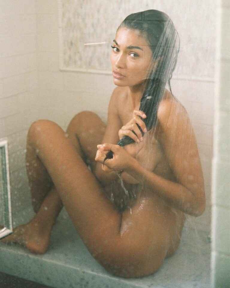 Kelly Gale nue