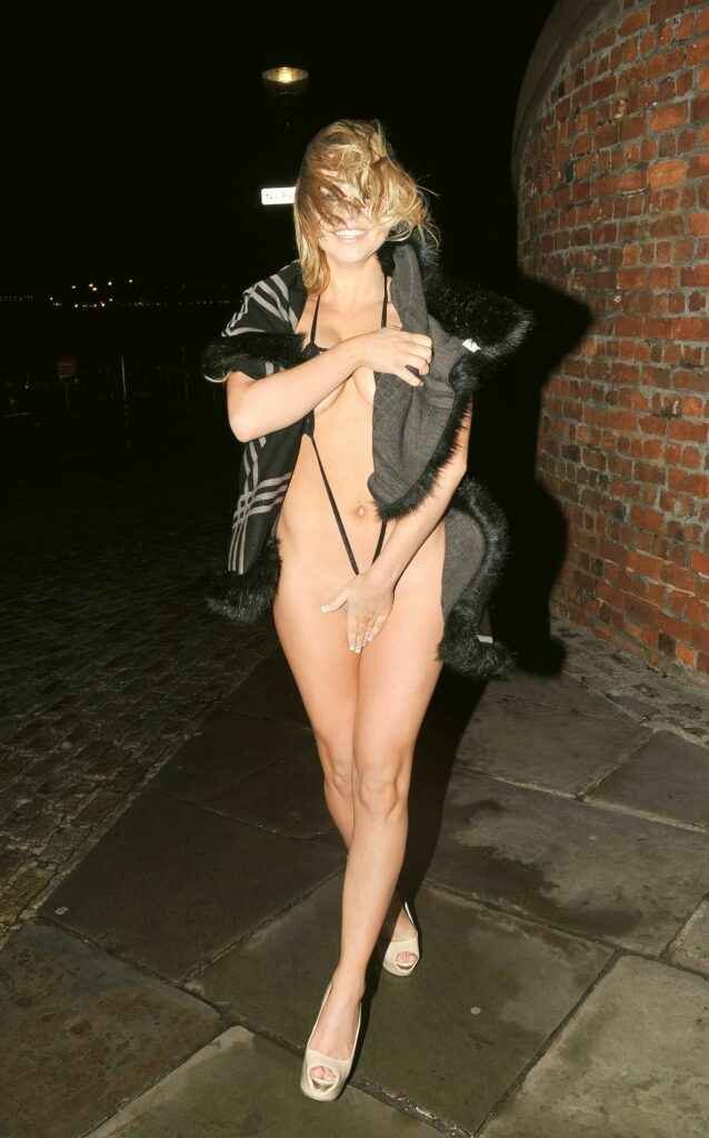 Melissa Reeves à moitié nue à Liverpool