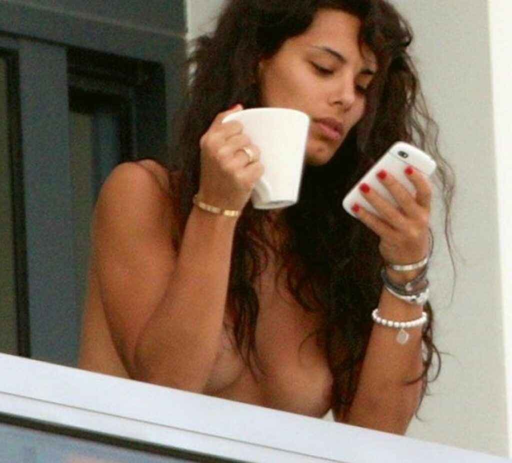 Raffaella Modugno en petite culotte et seins nus sur son balcon