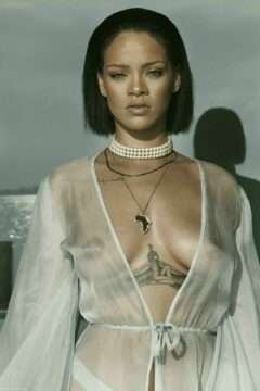 Rihanna seins nus et en petite culotte