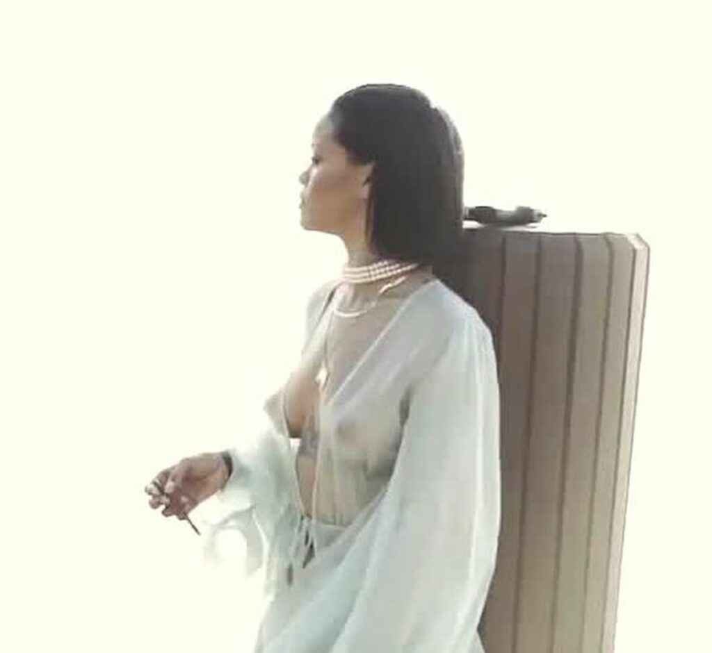 Rihanna seins nus et en petite culotte