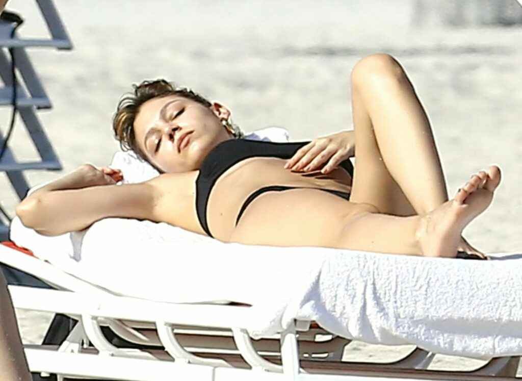 Ursula Corbero en bikini