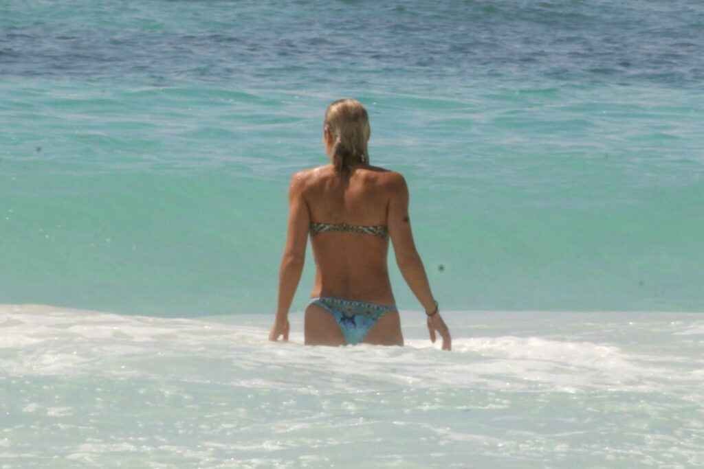 Ashley Hart seins nus à la plage