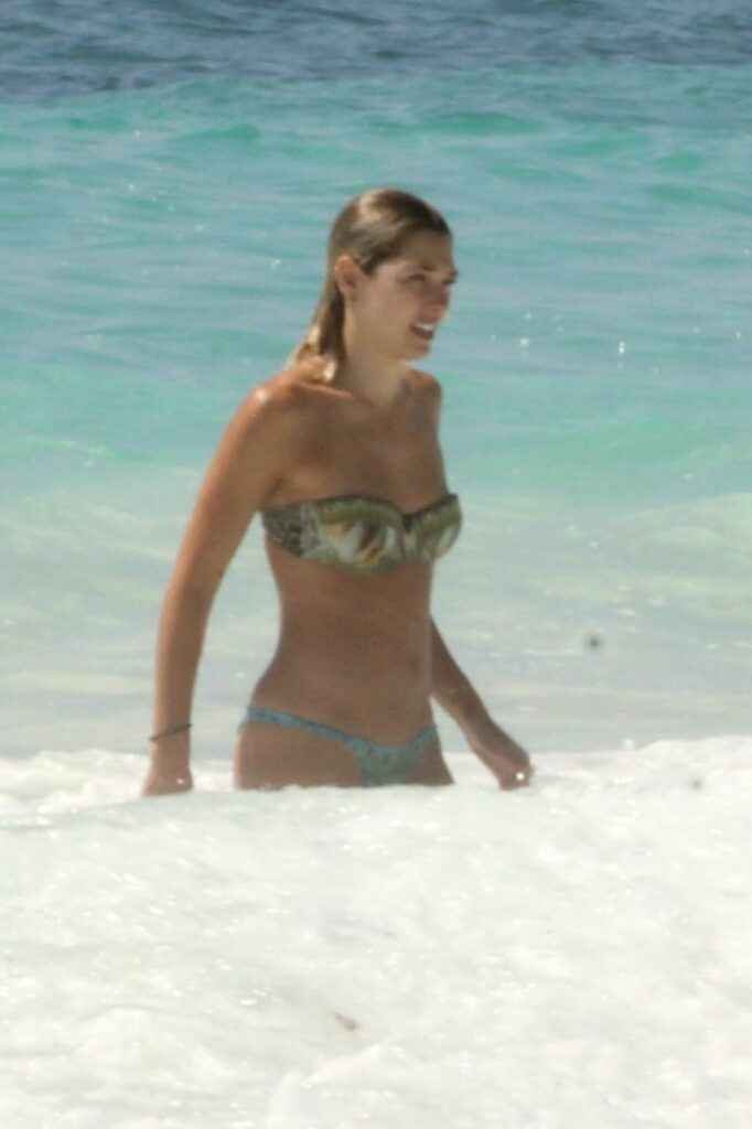 Ashley Hart seins nus à la plage