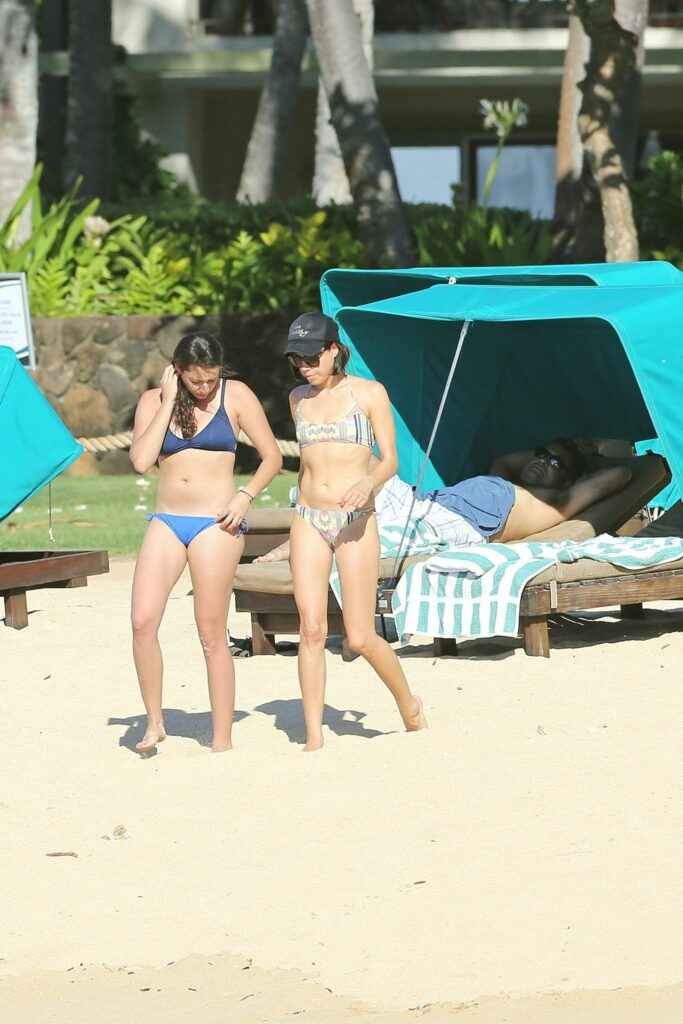 Aubrey Plaza en bikini à Hawaii